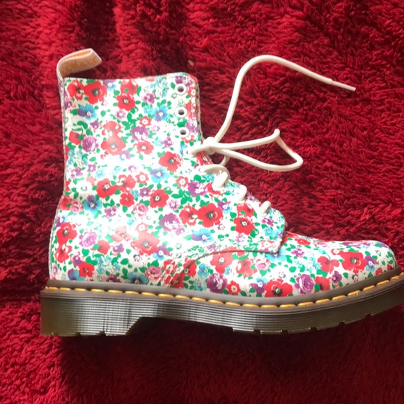 Dr. Martens Shoes - Doc Martin boots. New ! Never used.